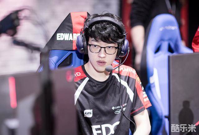 球迷持续对 球迷持续对